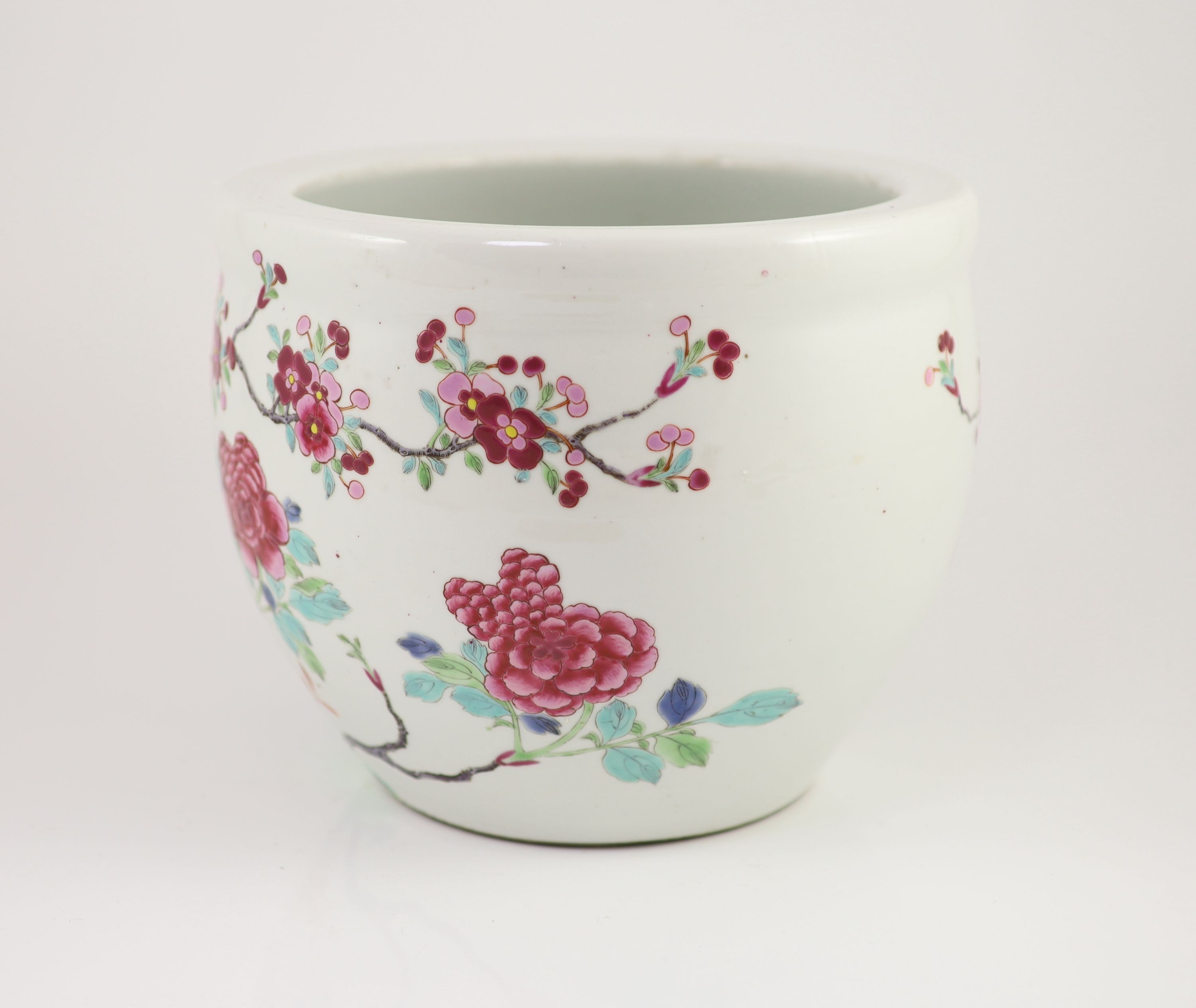 A Chinese famille rose jardiniere, early 19th century, 26 cm diameter, 20.5 cm high